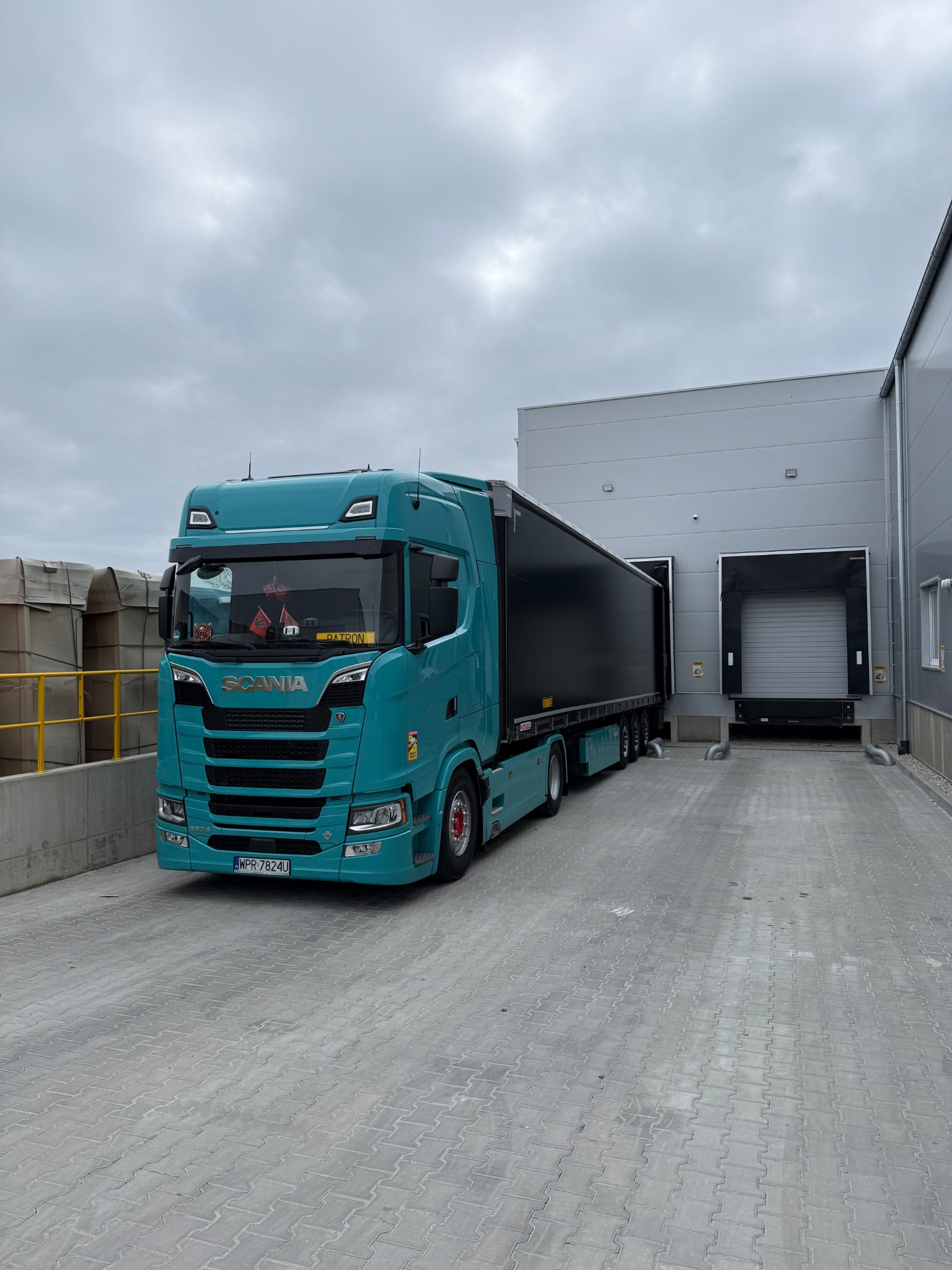 Scania Peterlah International przy rampie magazynowej