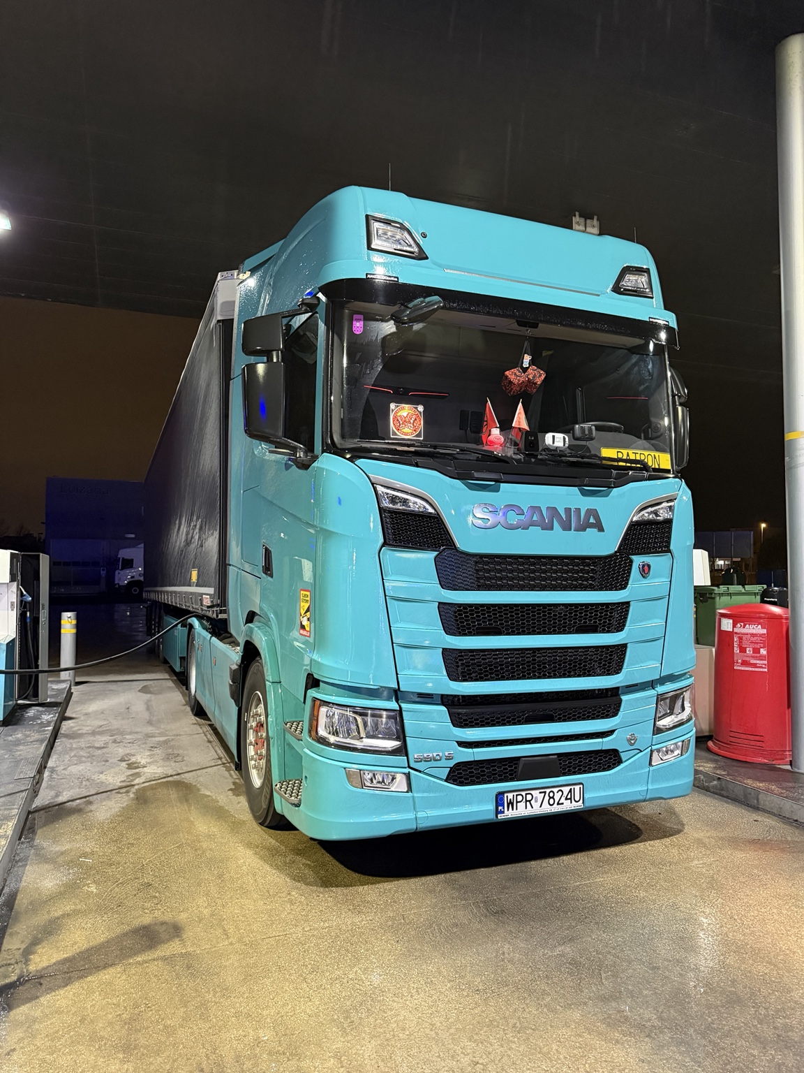Scania Peterlah International nocą