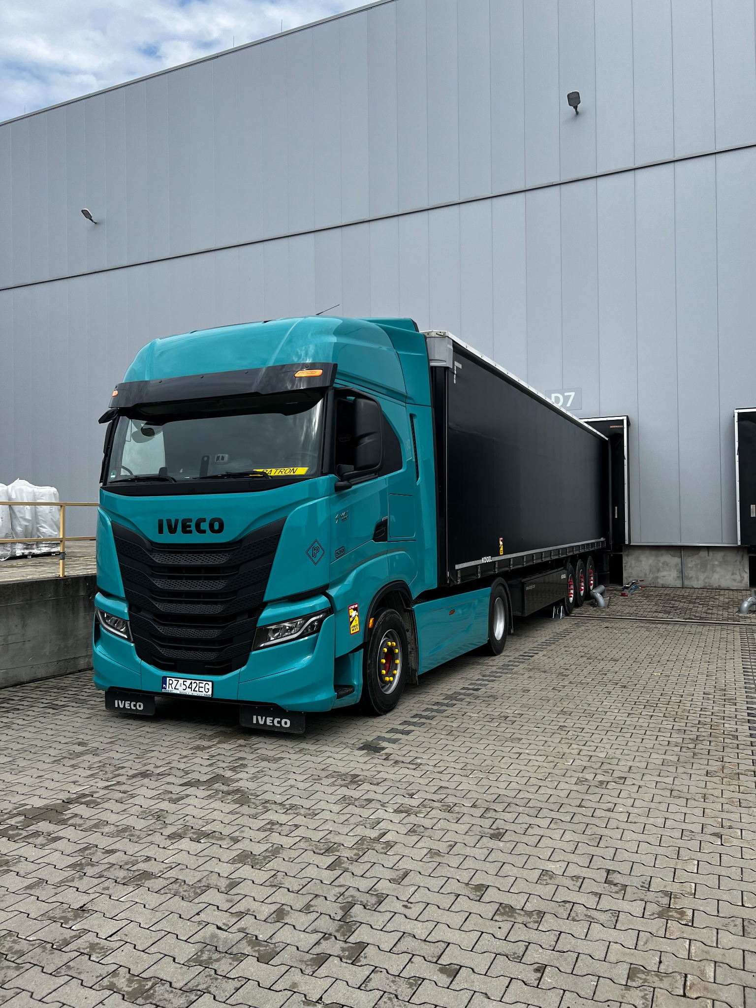 IVECO Peterlah International przy rampie magazynowej